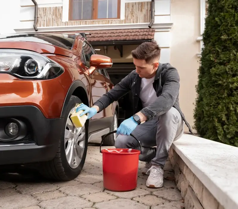 Lavage auto à domicile Ceaulmont : professionnel intervenant sur un véhicule